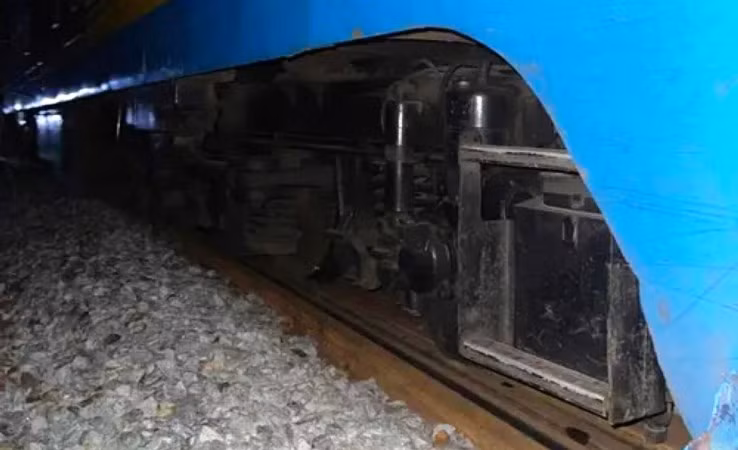 Hiện trường tàu chở hàng HH16T trật bánh khi đi qua khu gian Lăng Cô - Thừa Lưu (Thừa Thiên Huế).