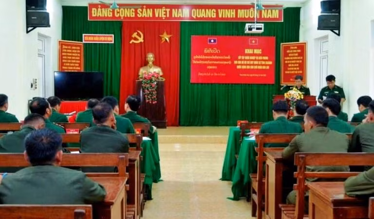 20 cán bộ, chiến sĩ thuộc Bộ Chỉ huy Quân sự tỉnh Salavan (Lào) tham gia lớp tập huấn. (Ảnh: Võ Tiến)