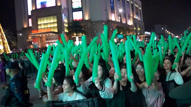 Càng về khuya, dòng người đổ về khu ngã 6 trung tâm TP Huế càng dày đặc.