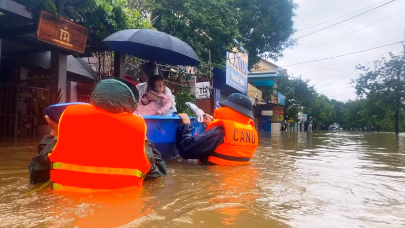 Cán bộ, chiến sĩ ngâm mình trong nước di dời người dân vùng ngập lũ ở Huế.