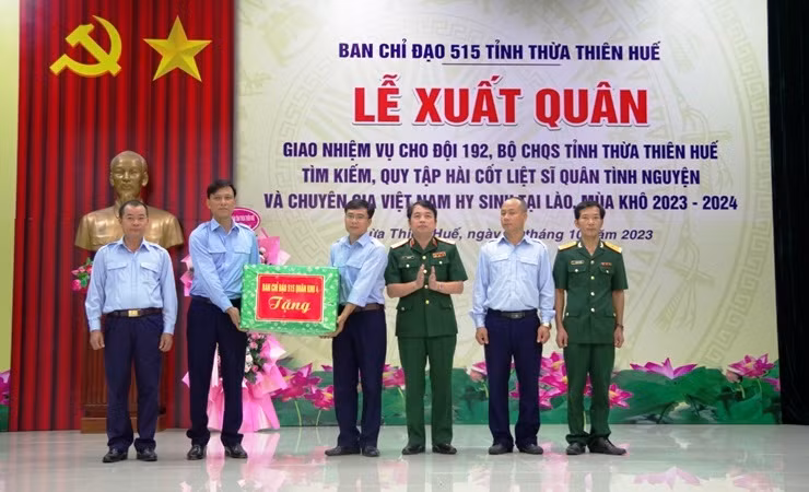 Đồng chí Thiếu tướng Phan Văn Sỹ, Phó Chủ nhiệm Chính trị Quân khu 4 tặng quà cho Đội 192.