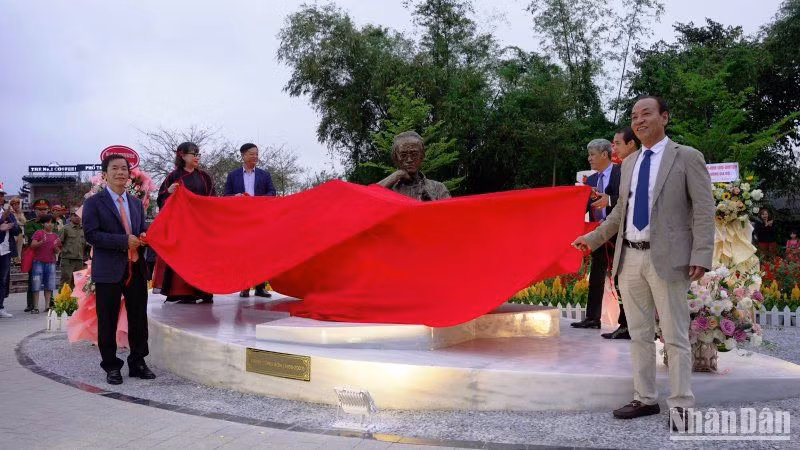 Lãnh đạo tỉnh, thành phố Huế và các ban ngành, gia đình cố nhạc sĩ Trịnh Công Sơn thực hiện nghi thức khánh thành tượng Trịnh Công Sơn bên bờ sông Hương.