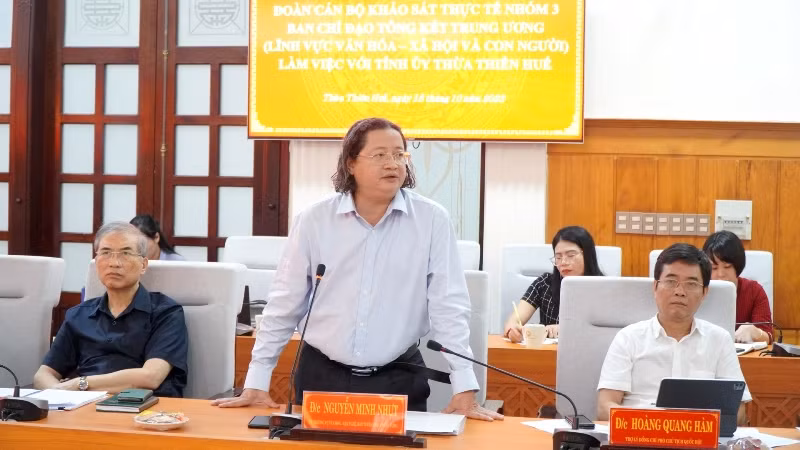 Các chuyên gia về văn hóa đóng góp ý kiến tại buổi làm việc.