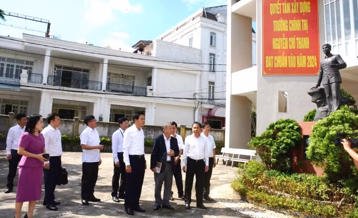 Đoàn khảo sát tham quan khuôn viên Trường Chính trị Nguyễn Chí Thanh.