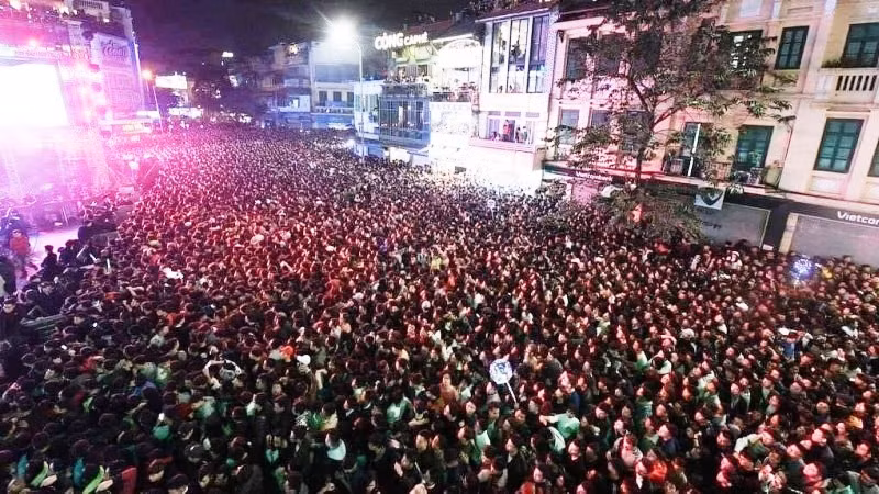 Tại ngã 6 đường Hùng Vương - trung tâm TP Huế đông nghẹt người.