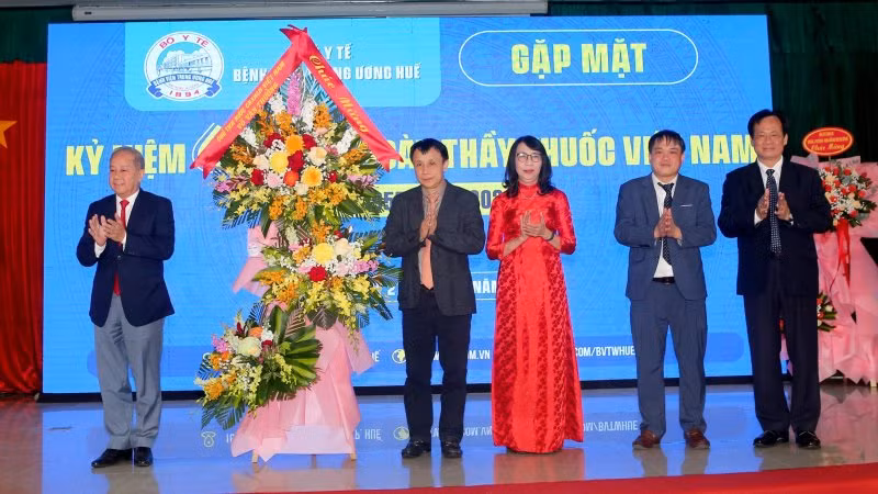 Phó Bí thư Thường trực Tỉnh ủy Thừa Thiên Huế Phan Ngọc Thọ thừa ủy quyền của Chủ tịch nước trao lẵng hoa chúc mừng của Chủ tịch nước Võ Văn Thưởng tới Bệnh viện Trung ương Huế.