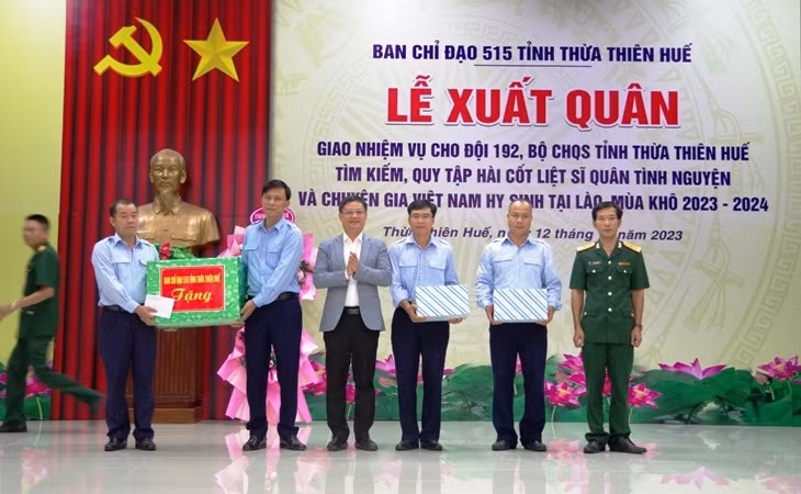 Đồng chí Trưởng Ban Chỉ đạo 515 tỉnh Thừa Thiên Huế Nguyễn Thanh Bình tặng quà cho Đội 192.