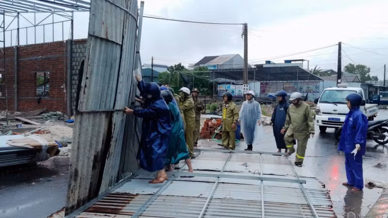 Công an huyện Quảng Điền giúp bà con bảo vệ tài sản tại chợ Quảng Công (huyện Quảng Điền). Công an huyện Quảng Điền giúp bà con bảo vệ tài sản tại chợ Quảng Công (huyện Quảng Điền).