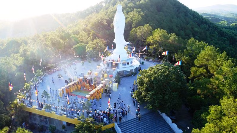 Lễ hội Quán Thế Âm hằng năm tại núi Tứ Tượng đã lan tỏa trong đời sống tâm linh của đông đảo người dân các vùng miền.