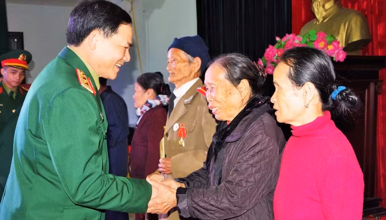 Trung tướng Phạm Trường Sơn tặng quà cho các gia đình có hoàn cảnh khó khăn.