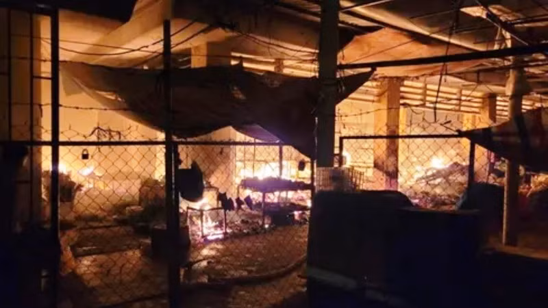 Sau hơn 3 tiếng hỏa hoạn, hàng trăm gian hàng đã bị thiêu rụi hoàn toàn.