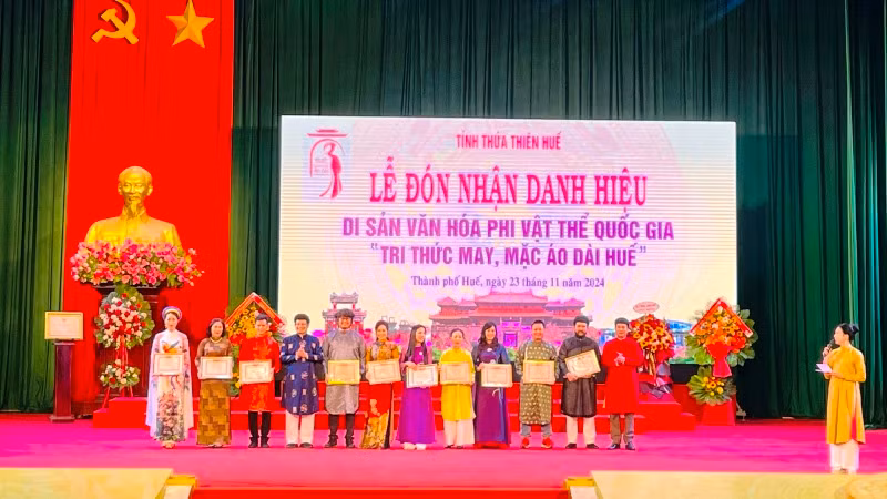 Khen thưởng các cá nhân, tổ chức điển hình trong việc thiết kế, may và mặc áo dài, tổ chức các chương trình lễ hội áo dài...