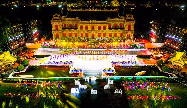 Festival Huế năm nay tiếp tục sử dụng công nghệ 3D mapping, kết hợp giữa 3D và công nghệ làm phim - một loại hình nghệ thuật hiện đại và tiên tiến. Festival Huế năm nay tiếp tục sử dụng công nghệ 3D mapping, kết hợp giữa 3D và công nghệ làm phim - một loại hình nghệ thuật hiện đại và tiên tiến.