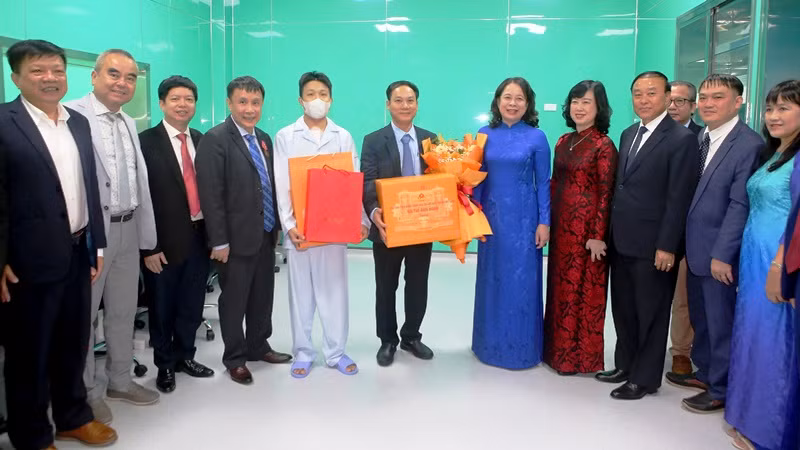 Phó Chủ tịch nước Võ Thị Ánh Xuân và Bộ trưởng Đào Hồng Lan đã đến thăm, tặng quà cho bệnh nhân và ê-kíp ghép tim xuyên Việt thứ 14 thành công tại bệnh viện. Phó Chủ tịch nước Võ Thị Ánh Xuân và Bộ trưởng Đào Hồng Lan đã đến thăm, tặng quà cho bệnh nhân và ê-kíp ghép tim xuyên Việt thứ 14 thành công tại bệnh viện.
