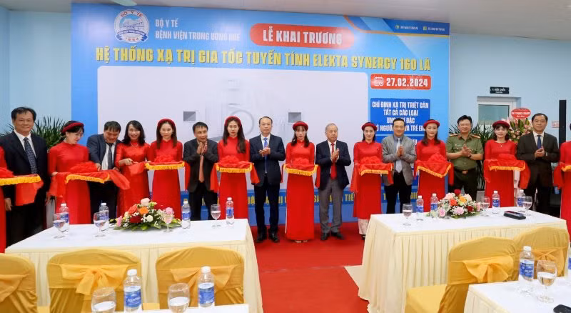 Cắt băng khánh thành hệ thống máy xạ trị gia tốc tuyến tính Synergy 160 lá thế hệ mới. (Ảnh: Th.Hiển)
