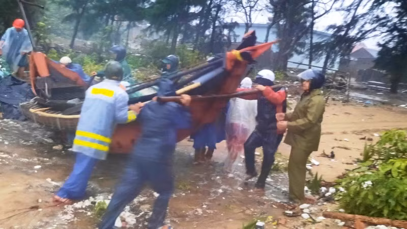 Lực lượng chức năng hỗ trợ ngư dân di chuyển ghe thuyền bãi ngang đến nơi trú tránh bão an toàn.