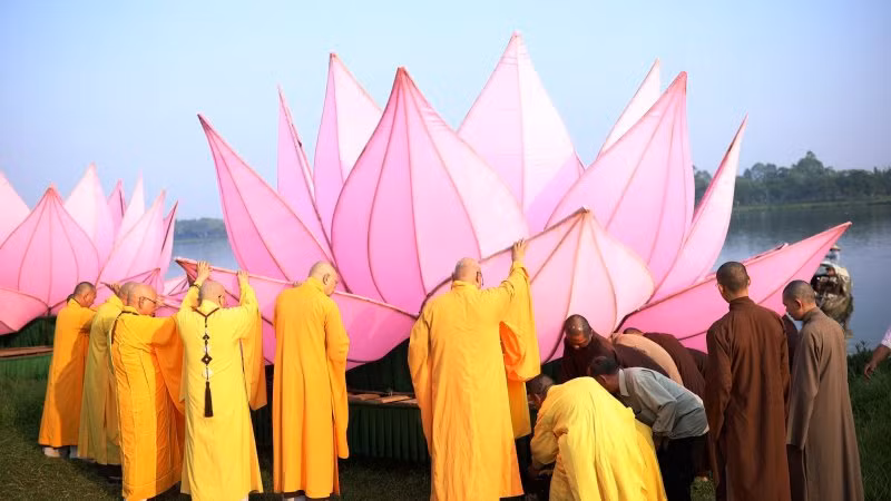 Chư tôn đức trong Ban Trị sự Giáo hội Phật giáo tỉnh chính thức hạ thủy hoa sen đầu tiên xuống dòng sông Hương.