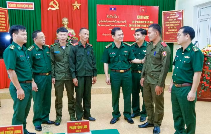 Lãnh đạo Bộ Chỉ huy Bộ đội Biên phòng Thừa Thiên Huế trao đổi với các học viên. (Ảnh: Võ Tiến)