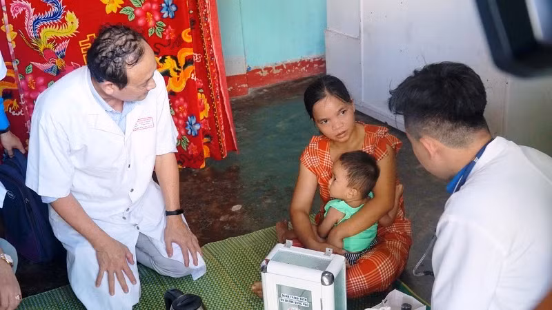 Đoàn còn tặng 10 tủ thuốc y tế cùng các phần quà và trang thiết bị y tế cần thiết trong gia đình cho các gia đình chính sách trên địa bàn xã Thượng Long.