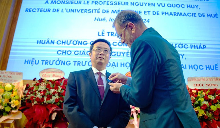 Thay mặt Tổng thống Cộng hòa Pháp, ngài Đại sứ Olivier Brochet trao Huân chương Công trạng Quốc gia, tước hiệu Hiệp sĩ cho GS.TS. Nguyễn Vũ Quốc Huy - Hiệu trưởng Đại học Y - Dược, Đại học Huế.