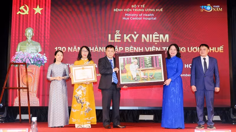 Phó Chủ tịch nước Võ Thị Ánh Xuân tặng bức ảnh chân dung Chủ tịch Hồ Chí Minh cho lãnh đạo Bệnh viện Trung ương Huế.