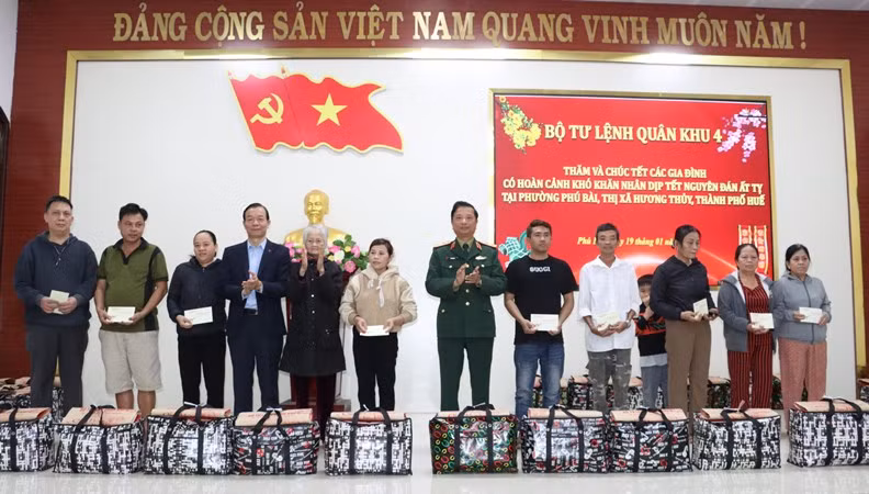 Trung tướng Hà Thọ Bình, Tư lệnh Quân khu 4 và lãnh đạo thị xã Hương Thuỷ, thành phố Huế trao quà tặng các gia đình khó khăn.