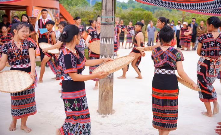 Biểu diễn nhiều tiết mục văn hóa truyền thống của đồng bào các dân tộc A Lưới.