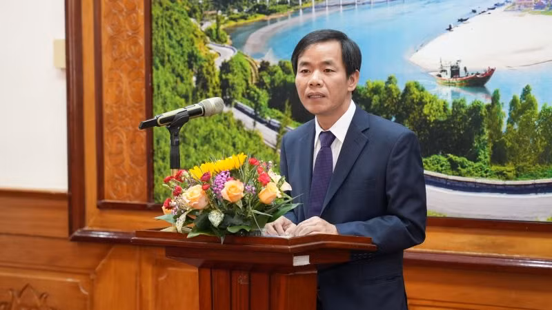 Phó Bí thư Tỉnh ủy, Chủ tịch Ủy ban nhân dân tỉnh Thừa Thiên Huế Nguyễn Văn Phương phát biểu tại buổi gặp, trao tặng danh hiệu “Công dân danh dự tỉnh Thừa Thiên” cho 2 phụ nữ nước ngoài.