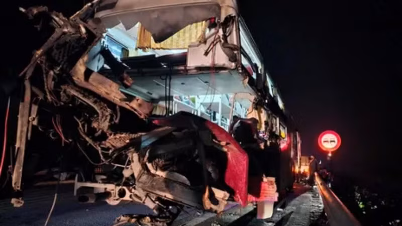 Xe ô-tô khách bị hư hỏng hoàn toàn sau khi đâm vào đuôi xe tải. (Ảnh: CTV)