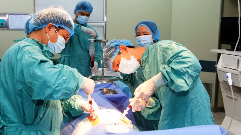 Các bác sĩ ở Bệnh viện Trung ương Huế tiến hành ghép tủy đồng loại cho bệnh nhi bị tan máu bẩm sinh.