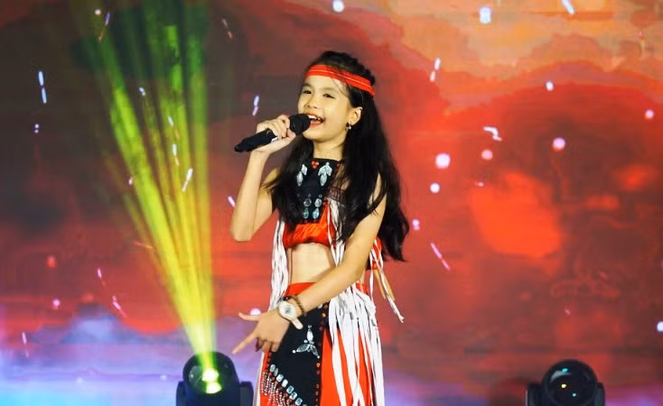 Thiếu nhi các dân tộc các tỉnh trong khu vực tham gia biễn diễn các tiết mục văn nghệ.