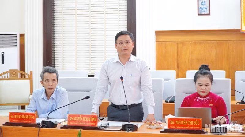 Lãnh đạo Thường trực Ủy ban nhân dân tỉnh phát biểu ý kiến làm rõ những thành quả về xây dựng văn hóa, xã hội và con người Huế.