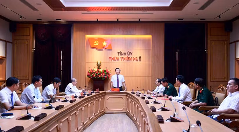 Đồng chí Bí thư Tỉnh ủy Lê Trường Lưu phát biểu giao nhiệm vụ các đồng chí vừa nhận quyết định của Ban Bí thư Trung ương Đảng.