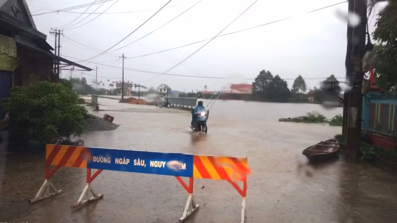 Nước ngập sâu đoạn qua cầu Phương Thạnh, thôn Sơn Tùng, xã Phong Hiền (huyện Phong Điền). (Ảnh: CTV)
