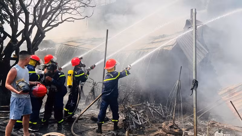 Lực lượng cảnh sát Phòng cháy, chữa cháy và cứu hộ cứu nạn, Công an thành phố Huế đã tiếp cận hiện trường và nỗ lực dập tắt đám cháy.