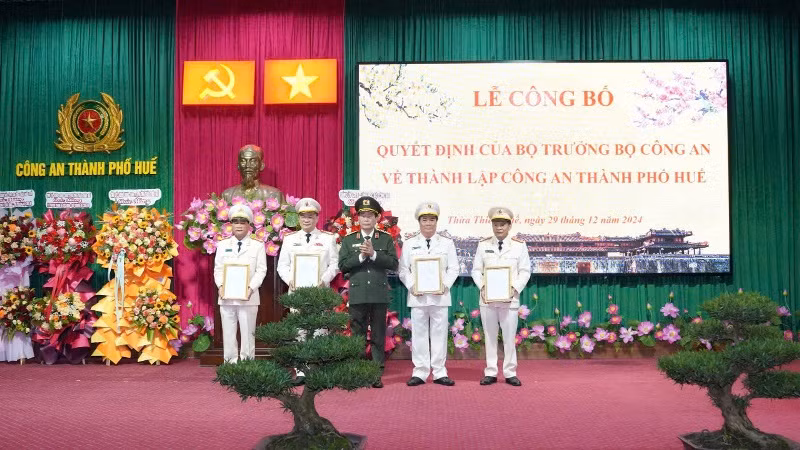 Thứ trưởng Bộ Công an, Thượng tướng Lê Quốc Hùng trao Quyết định của Bộ trưởng Bộ Công an về bố trí nhân sự Ban Giám đốc Công an thành phố Huế.