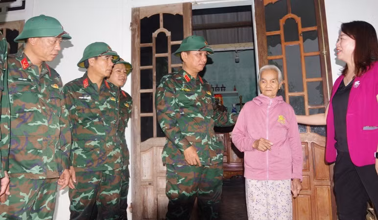 Cùng ngày, Trung tướng Hà Thọ Bình, Tư lệnh Quân khu 4 cùng Đoàn công tác đến kiểm tra, nắm tình hình và thăm hỏi, tặng quà các gia đình bị ảnh hưởng do mưa lũ tại xóm Đảo, thôn Thủ Lễ, xã Quảng phước (huyện Quảng Điền).