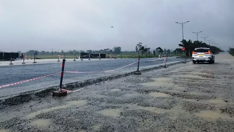 Mưa lớn tại những con đường đang thi công gây nguy hiểm cho người tham gia giao thông.