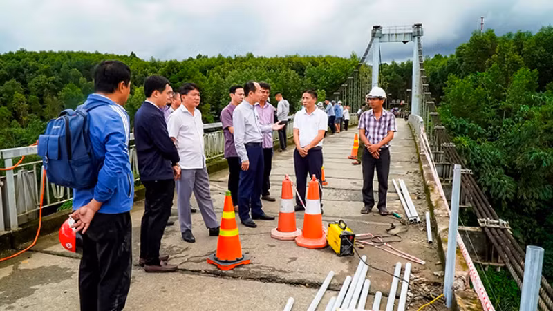 Phó Chủ tịch Ủy ban nhân dân tỉnh Thừa Thiên Huế Phan Quý Phương đến hiện trường chỉ đạo công tác tìm kiếm 2 nạn nhân mất tích sau vụ tai nạn xe chở rác rơi xuống sông.