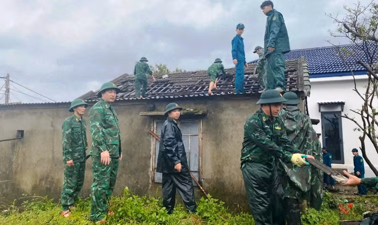 Đại tá Hoàng Minh Hùng, Chỉ huy trưởng Bộ đội Biên phòng tỉnh chỉ đạo lực lượng giúp dân khắc phục hậu quả cơn bão số 6 tại huyện Phú Lộc.