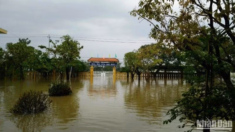 Mưa lũ đang diễn biến phức tạp, ngành giáo cho học sinh toàn tỉnh nghỉ học.