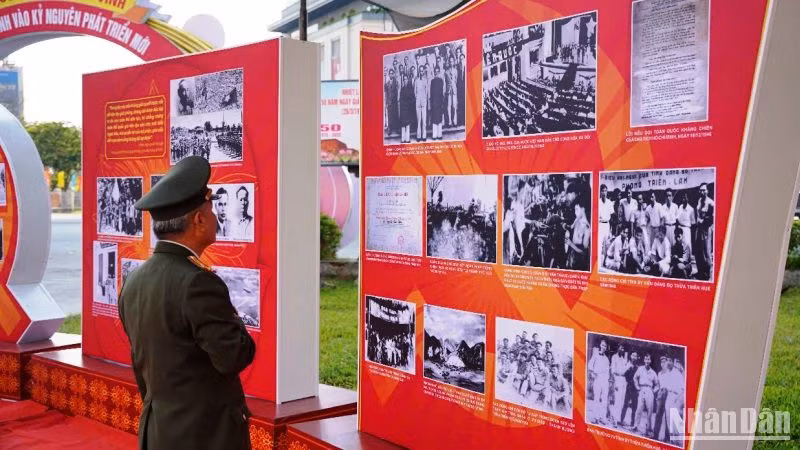 Cán bộ, chiến sỹ và học sinh, sinh viên đến tham quan không gian trưng bày.