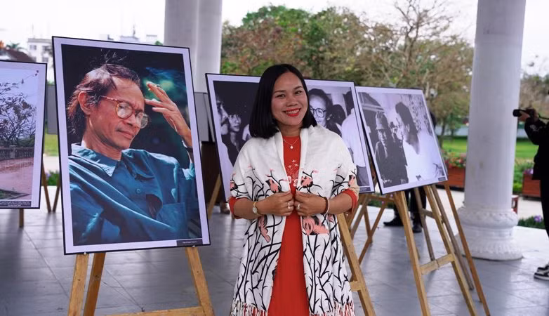 Du khách và công chúng Huế xem triển lãm ảnh về cố nhạc sĩ Trịnh Công Sơn