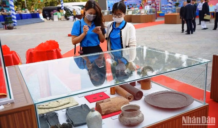 Cán bộ, chiến sỹ và học sinh, sinh viên đến tham quan không gian trưng bày.