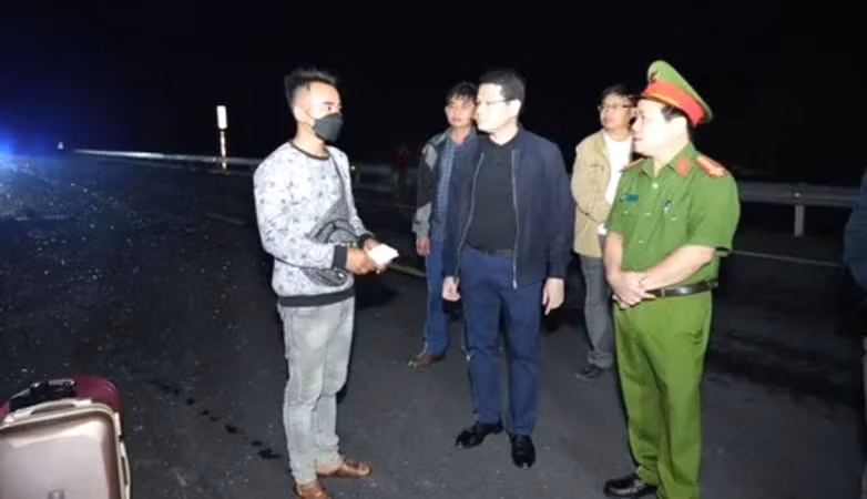 Phó Chủ tịch Ủy ban nhân dân tỉnh Thừa Thiên Huế Hoàng Hải Minh có mặt tại hiện trường để chỉ đạo công tác khắc phục hậu quả. Ảnh: CTV.