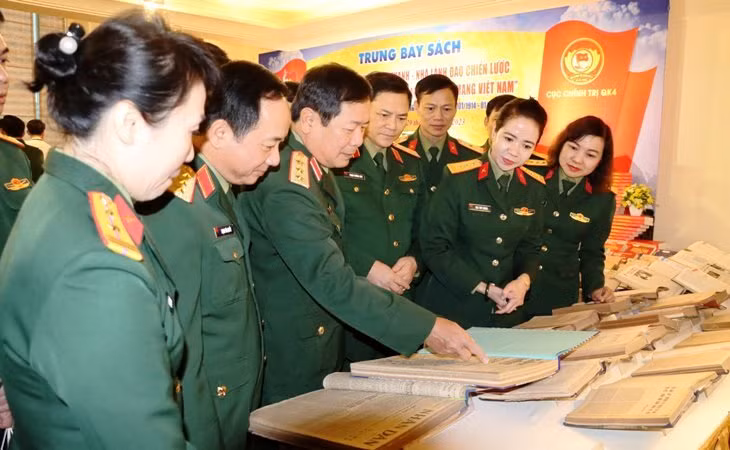 Đại biểu tham quan trưng bày sách về Đại tướng Nguyễn Chí Thanh bên lề hội thảo.