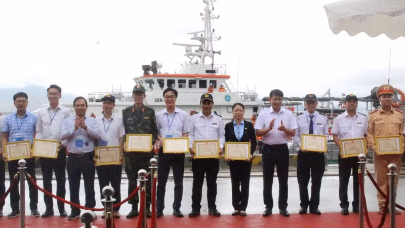 Cục Hàng hải Việt Nam tặng Giấy khen cho 11 tập thể và 20 cá nhân có thành tích trong cuộc diễn tập lần này.