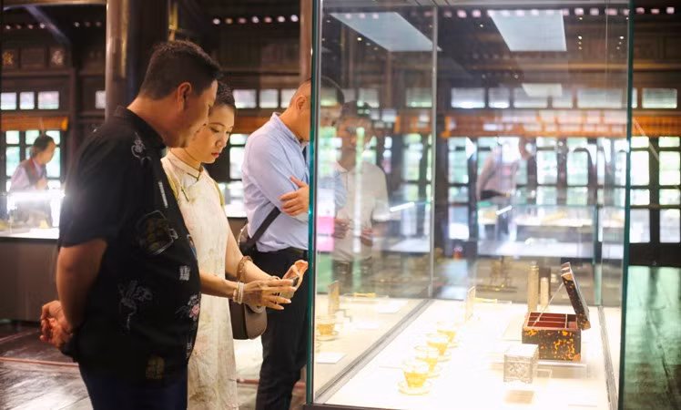 Công chúng Huế đến xem, thưởng lãm những cổ vật cung đình trưng bày tại triển lãm.