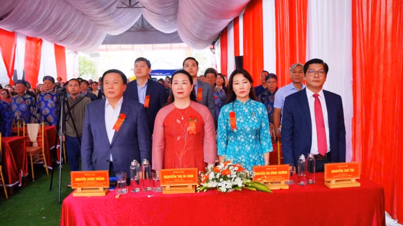 Đồng chí Nguyễn Xuân Thắng cùng lãnh đạo Ủy ban Trung ương Mặt trận Tổ quốc Việt Nam, tỉnh Thừa Thiên Huế tham dự tại Ngày hội Đại đoàn kết toàn dân.