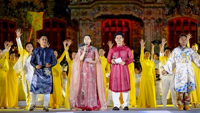 Chương trình nghệ thuật khai mạc Tuần lễ Festival Huế 2022 đã mở ra một chuỗi hoạt động văn hóa nghệ thuật phong phú, hấp dẫn trong 6 ngày đêm. Chương trình nghệ thuật khai mạc Tuần lễ Festival Huế 2022 đã mở ra một chuỗi hoạt động văn hóa nghệ thuật phong phú, hấp dẫn trong 6 ngày đêm.